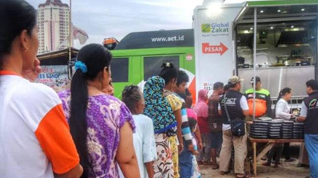  Humanity Food Truck Berikan 500 Paket Berbuka Puasa Untuk Warga Kampung Akuarium