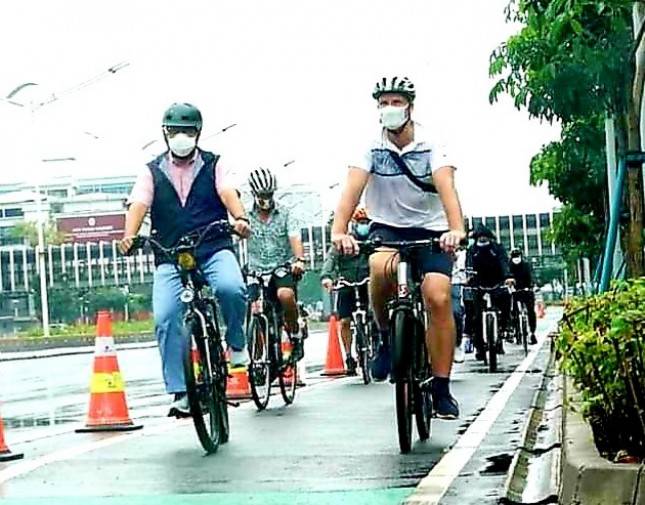 Gowes Bareng Dubes Denmark, Anies Dipuji Habis-habisan Netizen: Keren Banget Pak!