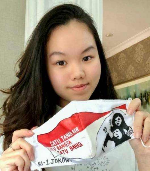 Dear Pak Jokowi, Milenial Cantik Charlene Junus Bercita-cita Berikan Langsung Masker Lukis Kain Bergambar Pemuda-pemudi Lho...