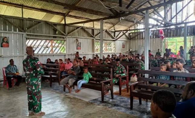 Personel TMMD Ke-110 Kodim Boven Digoel Ajak Generasi Muda Setempat Rajin Beribadah