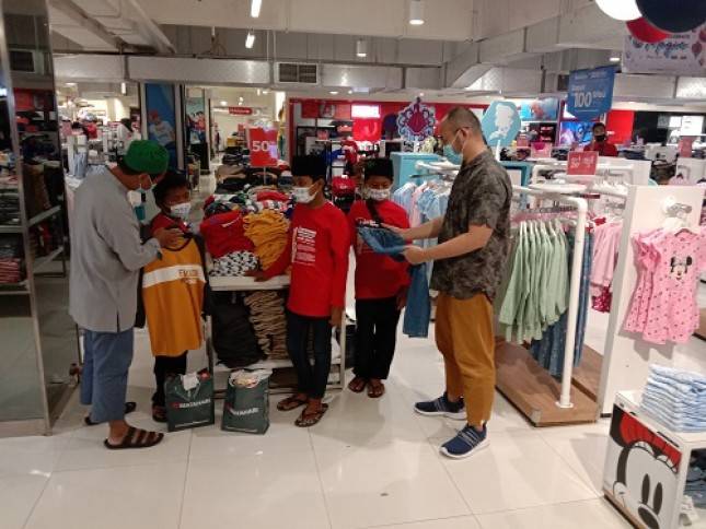 Alhamdulillah, Terharu! CSR StartUp Kita Export Mengajak 130 Anak Yatim  Berbelanja Pakaian di Mall