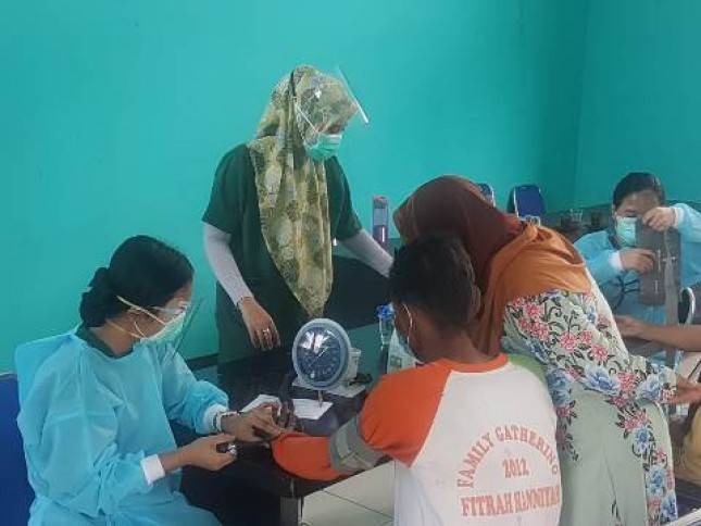 Masyarakat Muara Gembong Bekasi Peroleh Pengobatan Gratis dari Siloam Hospitals Lippo Cikarang