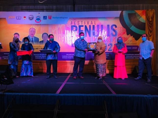 Inilah Sosok Penyair Indonesia Penerima Anugerah Sastera Kemanusiaan dan Diplomasi ASEAN dalam Festival Penulis Sabah 2021