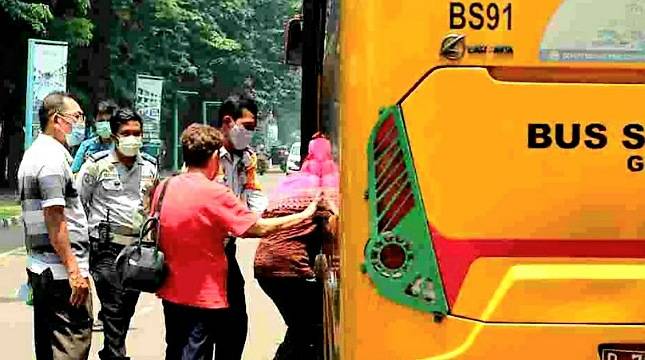 Memang Paling Joss! Manjakan Lansia untuk Vaksinasi Covid-19, Pemprov DKI Sediakan Bus Sekolah