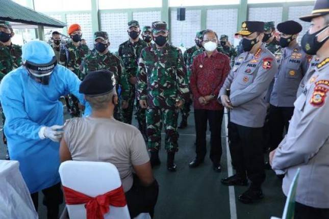 Panglima TNI dan Kapolri Tegaskan Sinergitas Vaksinasi Covid-19 di Bali