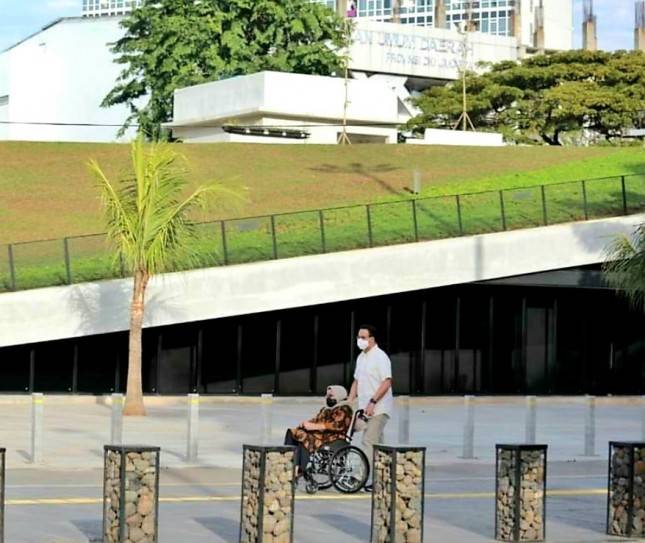 Gubernur Jakarta Ajak Ibunda Tercinta Susuri Jalan Cikini Raya, Netizen Terenyuh: Memang Pak Anies Sosok Teladan yang Patut Dicontoh