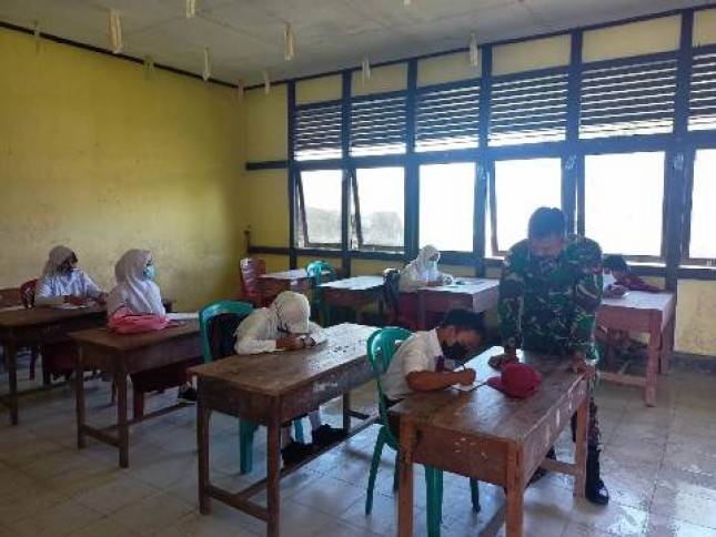 Satgas Yonif 642 Kapuas Peduli Dunia Pendidikan