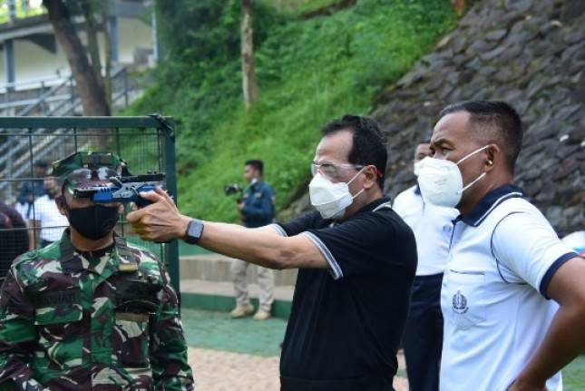 Menub Budi Karya Latihan Menembak Bersama Dankormar Mayjend Suhartono 