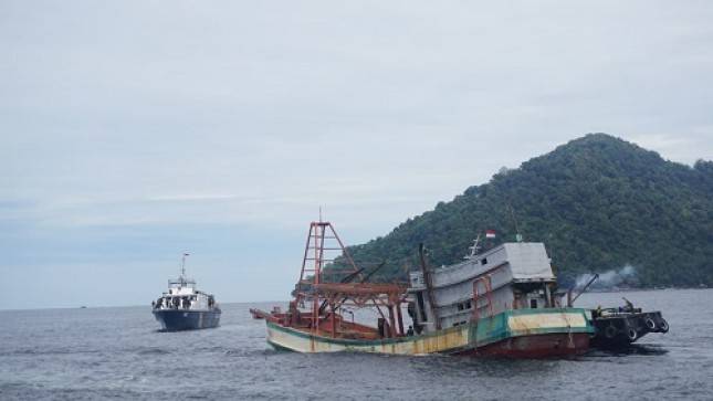Luar Biasa Berani, Tegas Tanpa Kompromi, Menteri Trenggono Lagi Lagi Tenggelamkan Kapal Asing, Kini 4 Kapal Berbendera Vietnam Jadi Korbannya