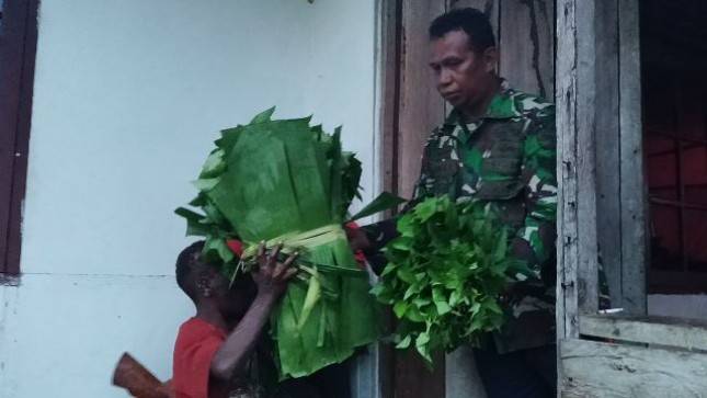 Prajurit Kodim 1711 Boven Digoel di Distrik Kawagit  Terima Bingkisan Hasil Kebun