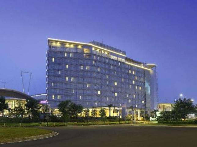Karyawan Hotel Santika Premiere ICE-BSD City Disuntik Vaksin Covid-19