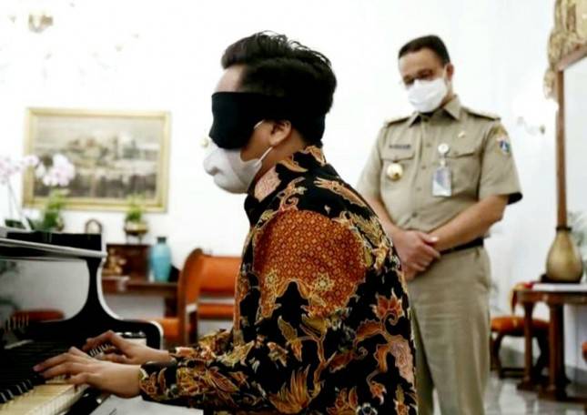 Anies Undang Pianis Muda Pemegang Dua Buku Rekor Internasional ke Balai Kota, Warganet:&nbsp;Bukan Main! Anak Muda Terbaik Bersama Gubernur Terbaik... 