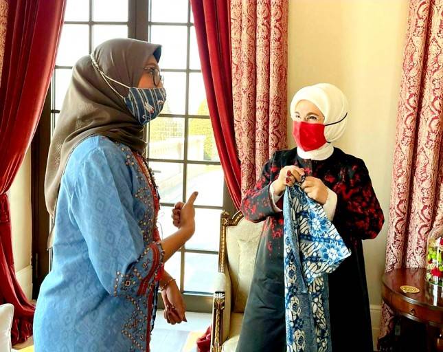 Wuih, Ibu Negara Turki Suka Pakai Produk Batik Indonesia