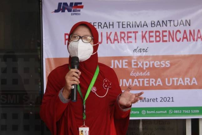 JNE Medan Sumbang Perahu Karet ke BSMI