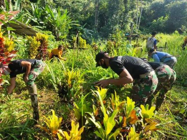 Sambut Perayaan Paskah, Satgas Pamtas Yonif 642 Bersama Warga Dusun Paub Bersihkan Makam