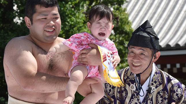 Di Festival ini, Para Pegulat Sumo Harus Membuat Para Bayi Menangis