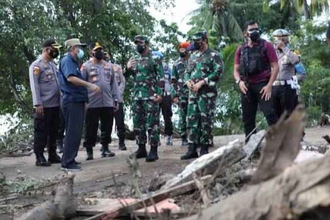 Panglima TNI  Tinjau Korban Banjir NTT