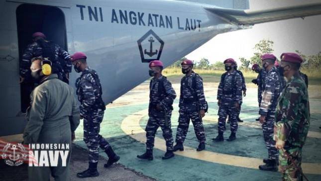 Sejumlah Prajurit Marinir Reaksi Cepat Berangkat ke Lokasi Bencana Flores Timur