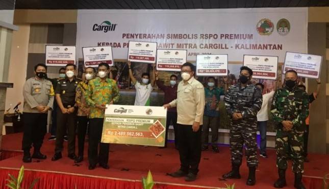 Cargill Menyerahkan Premium Senilai Rp 2,5 Miliar Kepada Tujuh Koperasi di Kalimantan untuk Minyak Sawit Bersertifikasi RSPO