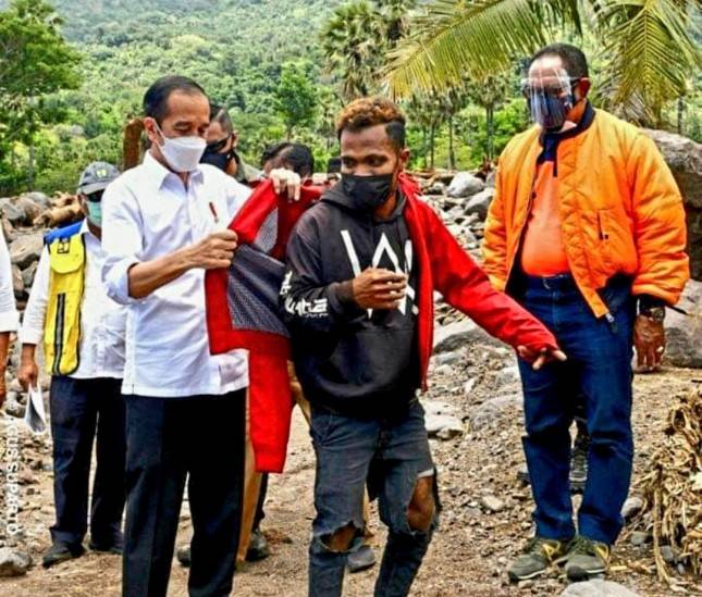 Jokowi Berikan Jaketnya untuk Pemuda Korban Banjir Bandang Lembata NTT, Netizen: Sayang Rakyat, Presiden Terbaik... 