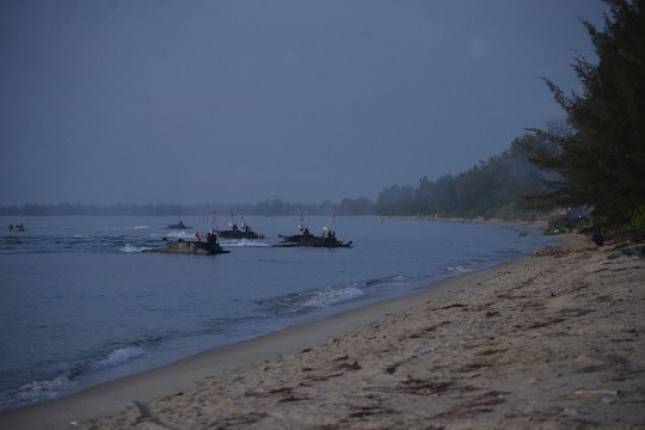 Pasukan Marinir Berhasil Kembalikan Dabo Singkep ke NKRI
