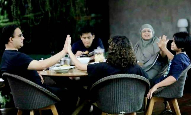Unggah Potret Bareng Keluarga, Anies: Bahagia Itu Sederhana! Netizen: Aku yang di Mexico Senang Melihatnya...