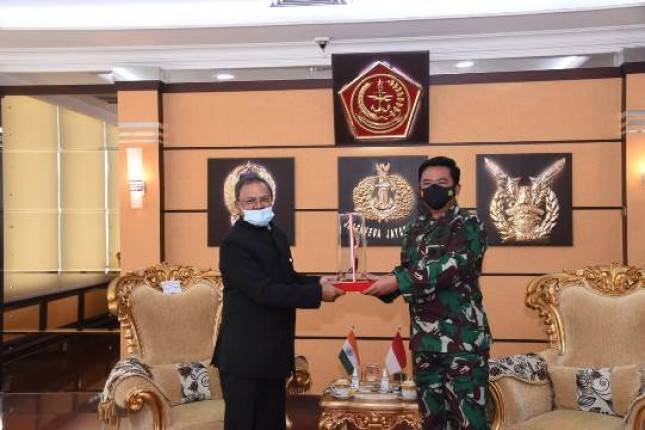 Panglima TNI Bicarakan Masalah Strategis Bersama Duta Besar LBBP India