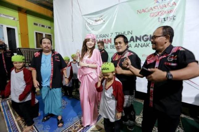 Si Cantik Ucie Sucita Santuni Ratusan Anak Yatim pada Acara  Tujuh Tahun FORWAN 