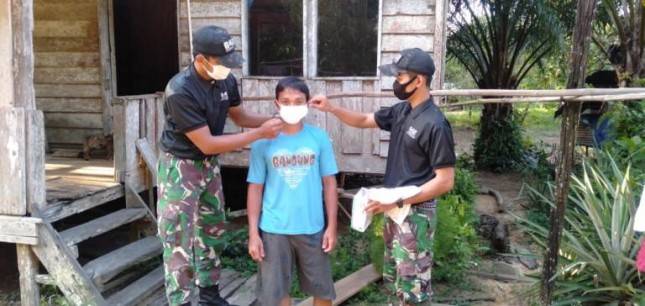 Satgas Yonif 642 Kapuas Bagikan Masker kepada Warga Perbatasan RI-Malaysia
