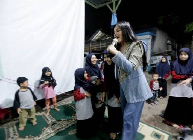 Penyanyi Vebrie Verona Bahagia Bisa Membuat 45 Anak Yatim Tersenyum