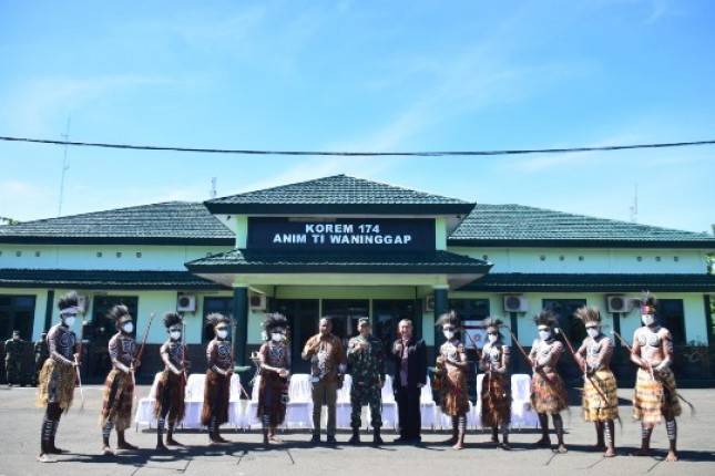 Danrem 174 Merauke Dampingi  Anggota DPR RI Komisi I Bidang Pertahanan