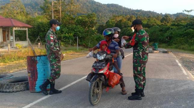 Prajurit Satgas Pamtas Yonif 642 Bagikan Takjil kepada Masyarakat