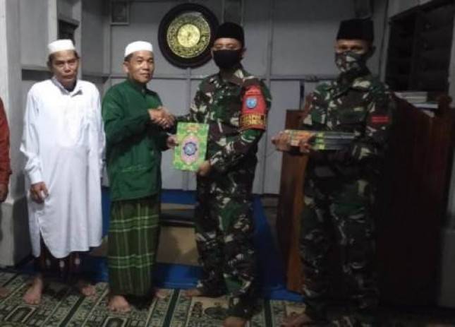 Satgas Pamtas Yonif 642 Bagikan Al-Quran kepada Warga Bangkayang  