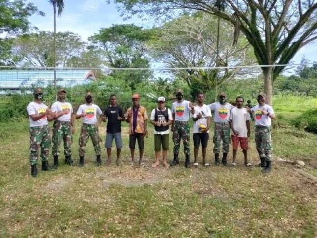 Satgas Pamtas RI-PNG Yonif 131/Braja Sakti Bangun Lapangan Voli