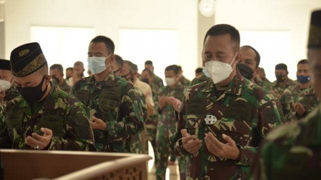 Korps Marinir Gelar Sholat Ghaib dan Doa untuk 53 Awak KRI Nanggala 402
