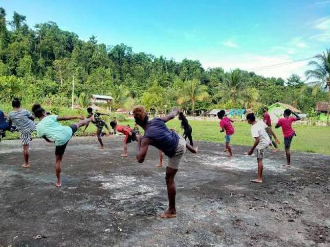 Masyarakat Papua Latihan Pencak Silat Bersama Prajurit TNI Satgas Pamtas RI-PNG Yonif  131BRS
