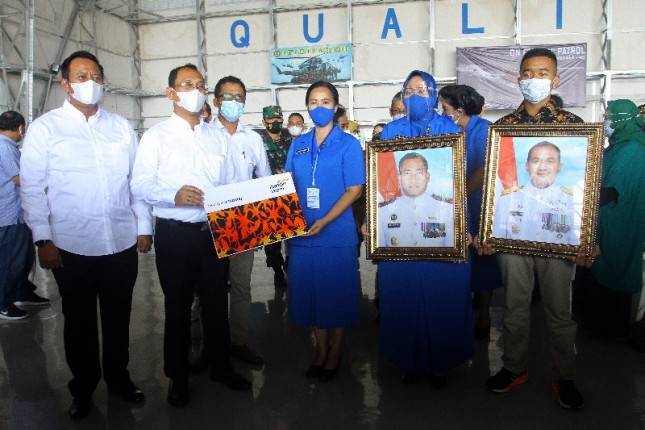 Bank Mandiri Taspen Mitra Bayar Santunan Asuransi Keluarga Korban Kru KRI Nanggala 402