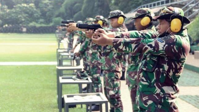 Prajurit Yonangmor 1 Mar Cilandak Tingkatkan Kemampuan Menembak Pistol