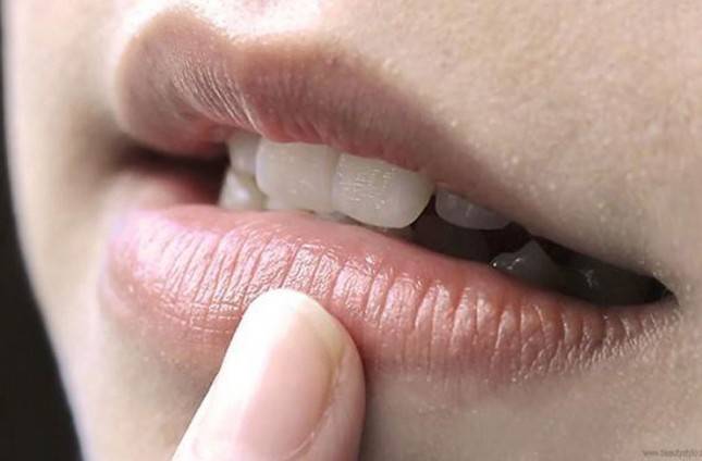 5 Kebiasaan yang Membuat Bibir Terlihat Gelap dan Hitam