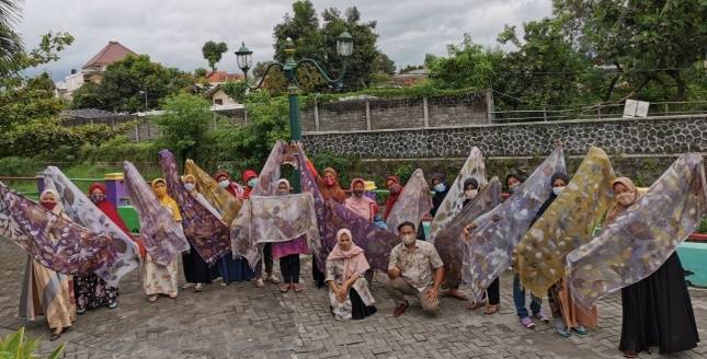 Lazismu Dukung Fashion Show Eco-print Back to Nature karya Ibu RT  