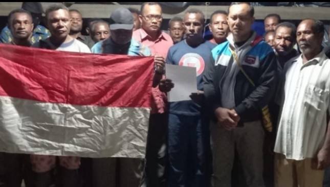 Akhirnya, Pentolan Teroris OPM Alex Hamberi Dkk Menyerahkan Diri