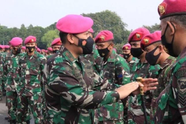 Danyonmarhanlan III Jakarta Bagikan Bingkisan Lebaran kepada Prajuritnya