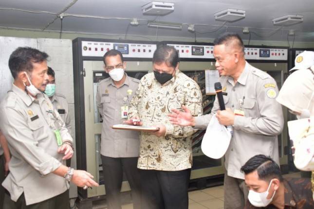 Menko Perekonomian Bersama Mentan Salurkan 20 Ribu DOC Ayam Petelur ke Rumah Tangga Miskin