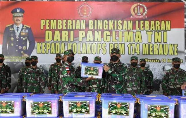 Danrem Merauke Serahkan Bingkisan Panglima TNI kepada Prajurit Kolakops Korem 174 Merauke  