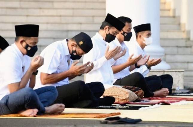 Presiden Jokowi Salat Idulfitri di Istana Bogor, Serda Payopo Paspampres Jadi Imam