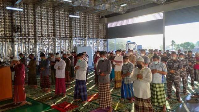 Prajurit  KRI Teluk Bintuni 520 Sholat Idul Fitri di Kapal