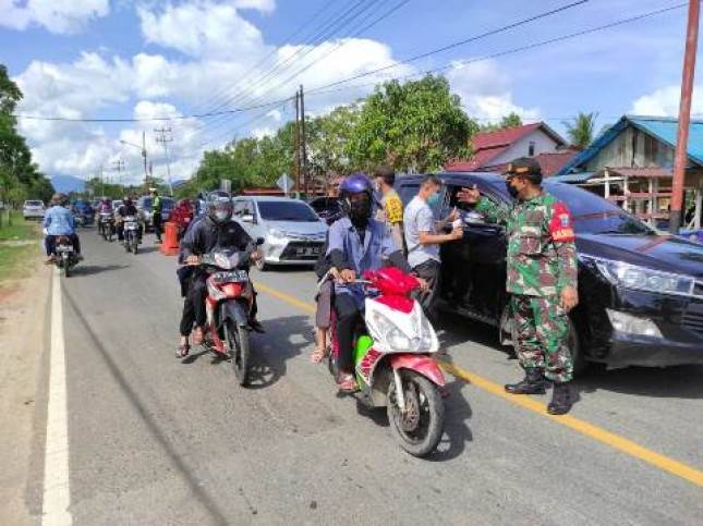 Koramil Selakau Laksanakan Pengawasan dan Larangan Mudik di Posko Penyekatan Saat Lebaran