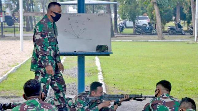 Prajurit Yonif 1 Brigif 2 Mar Pasmar 2 Tingkatkan Menembak