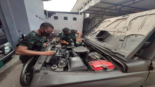 Prajurit Yonbekpal 1 Marinir Rutin Perawatan Kendaraan