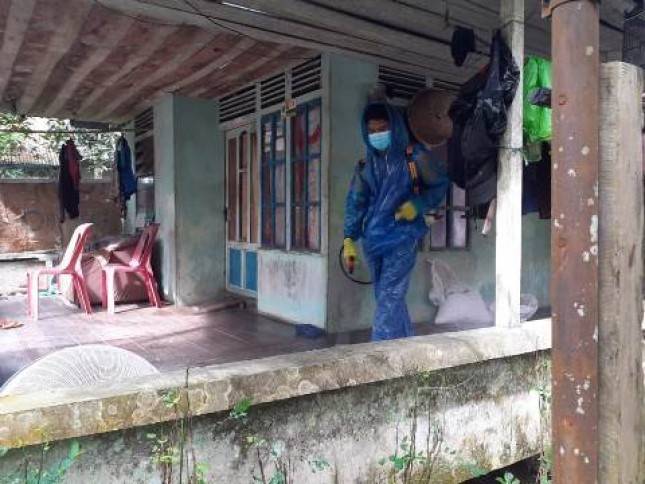 Babinsa Sambas dan Masyarakat Lakukan Penyemprotan Disinfektan